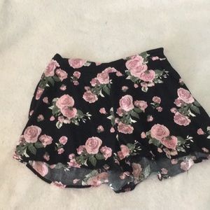 Rue 21 flowery shorts size small almost brand new